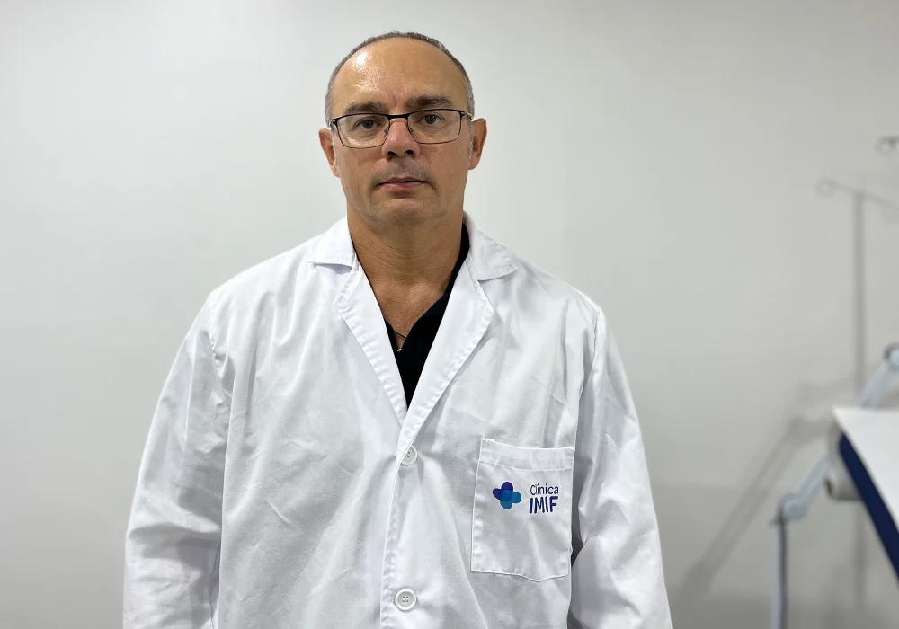 Dr. Edilberto Martínez en servicio de Neurología Clínica IMIF